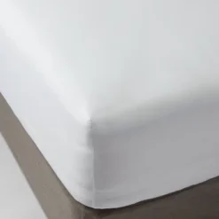 300 Thread Count Ultra Soft Fitted Sheet - Threshold